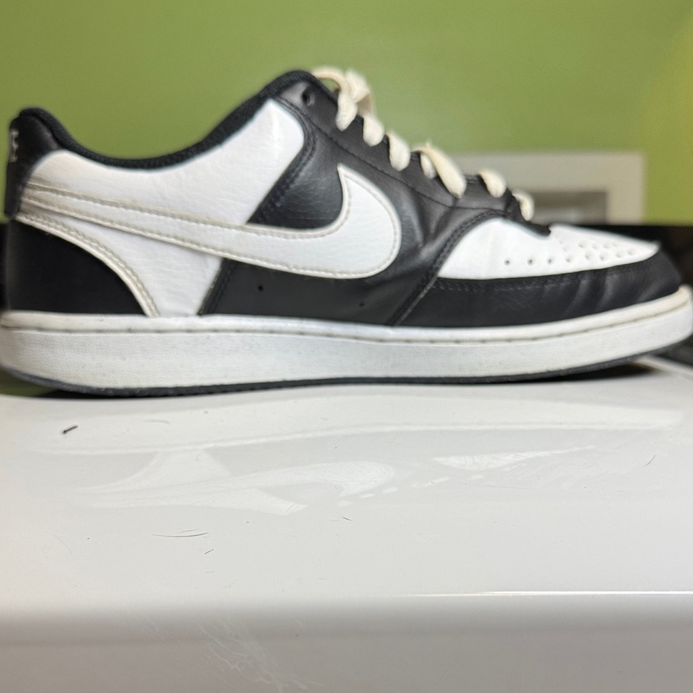 Nike Men's Black and White Low-Top Sneakers